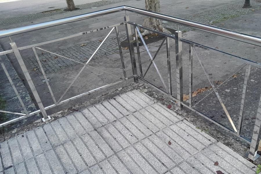 Beneficios de las barandillas, pasamanos y escaleras de acero inoxidable